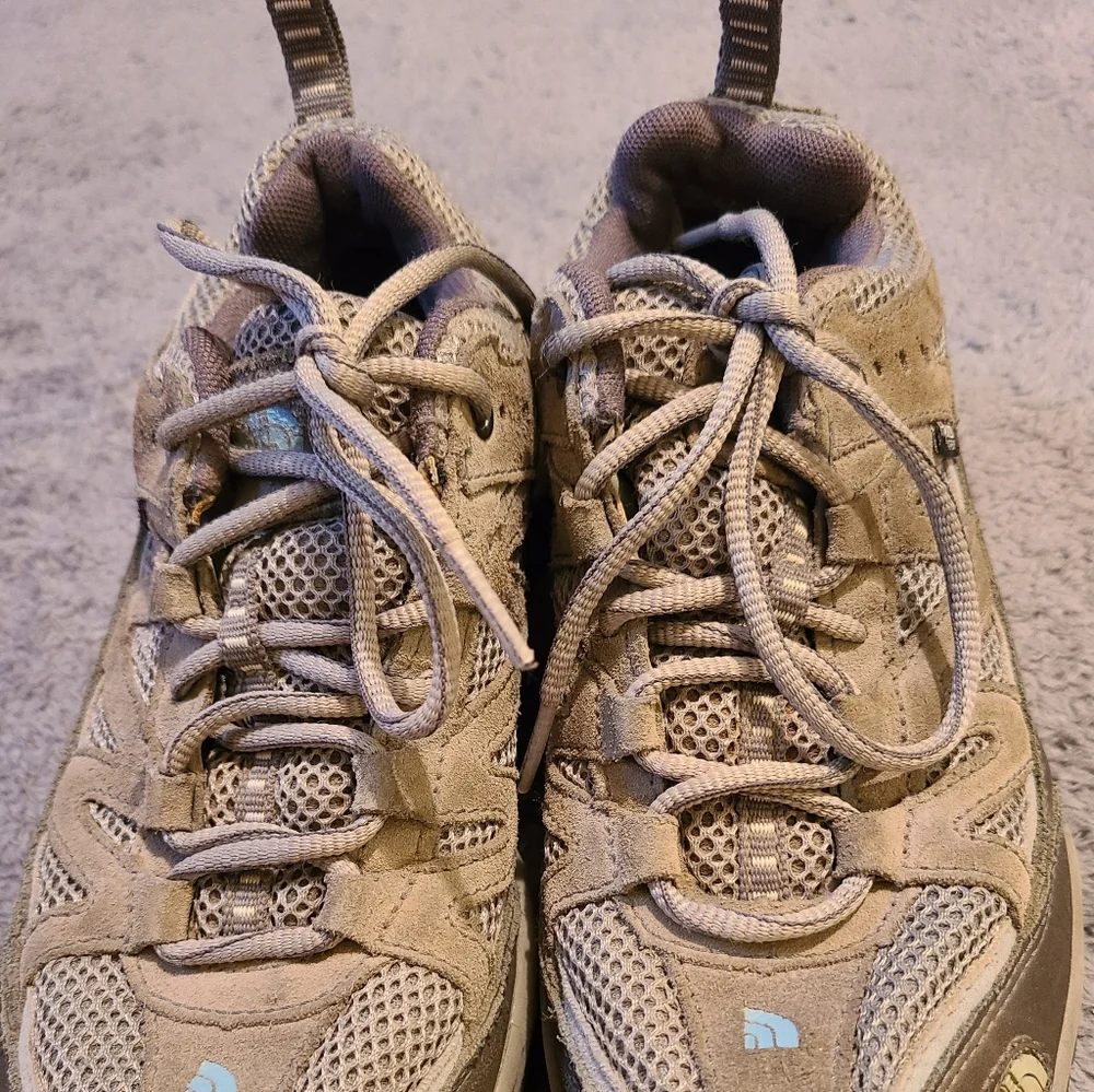 Woman's The North Face Hiking Shoes sz 6.5 - Picture 2 of 4